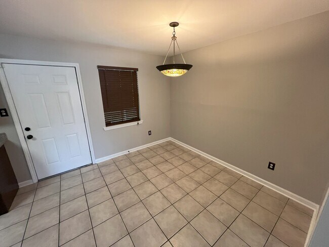 Building Photo - 522 Fawn Lake Dr
