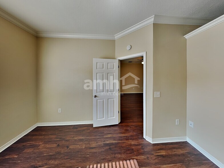 Building Photo - 823 Springwood Cir