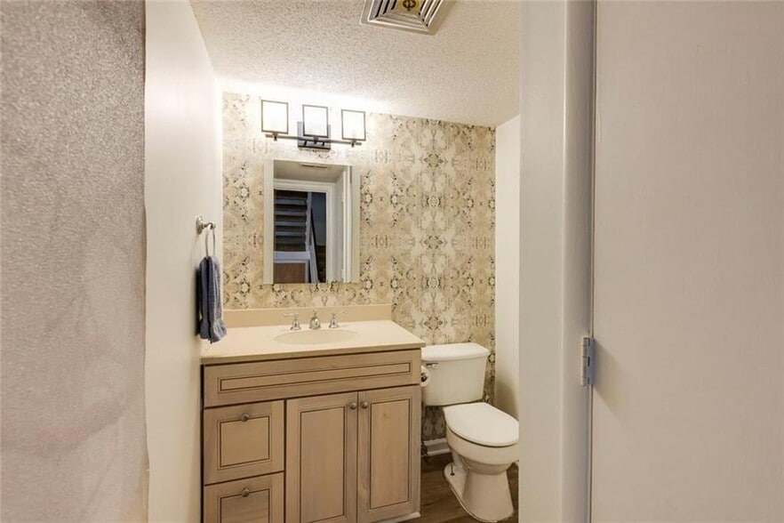 Building Photo - 7094 Stonington Dr NE