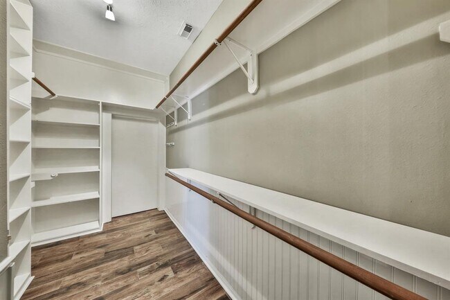 Building Photo - 5831 Sawyer Bend Ln