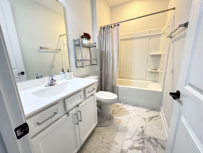 Building Photo - 4 Bedroom Luxury Townhome in Apex