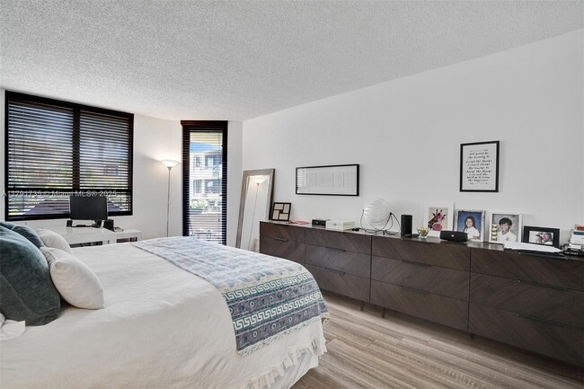 Building Photo - 161 Crandon Blvd