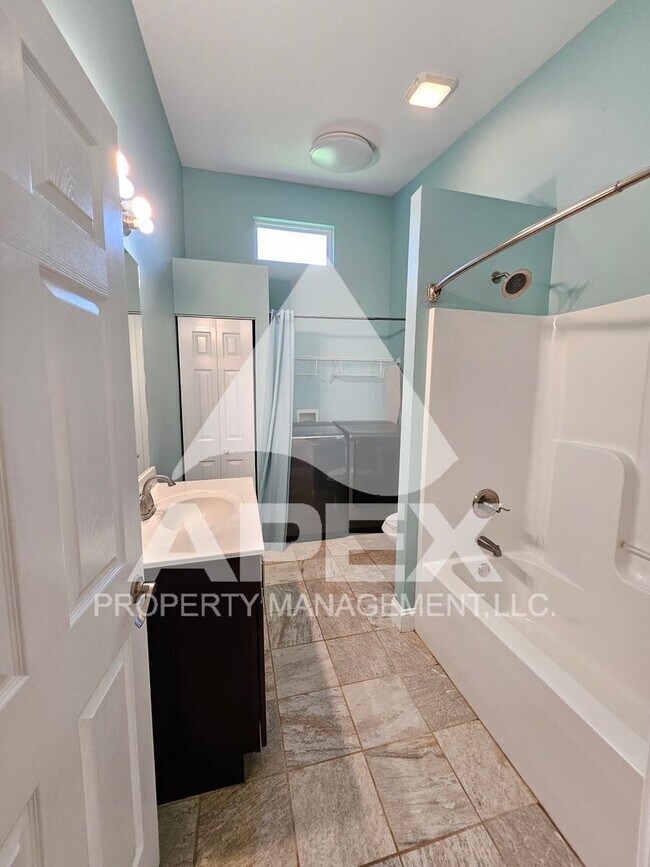 Building Photo - Contemporary Ranch Style 3Bd – 2Ba Single ...