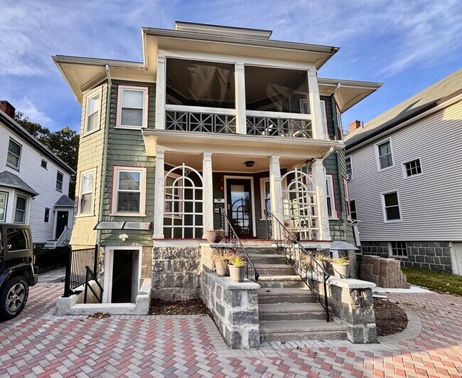 Primary Photo - 122 Richmond St