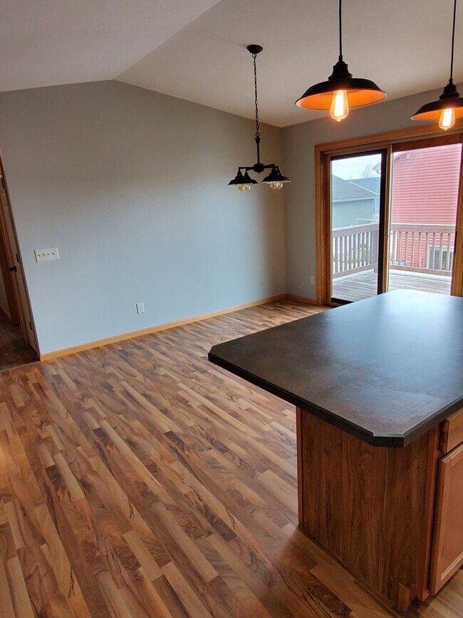Building Photo - Beautiful 4 bedroom pet friendly house on ...