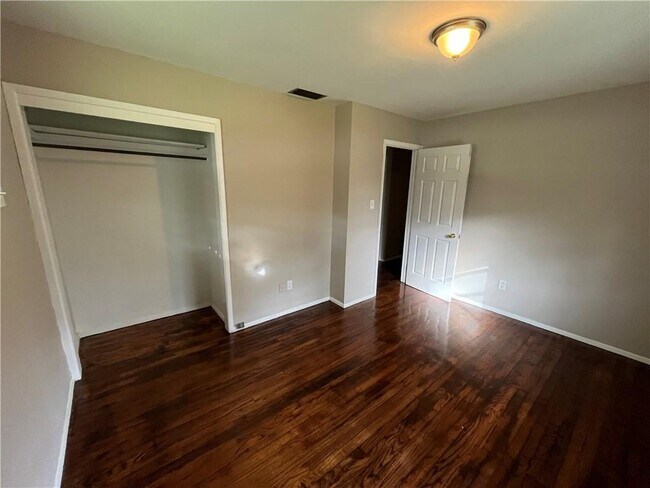 Building Photo - 116 Hillside Dr