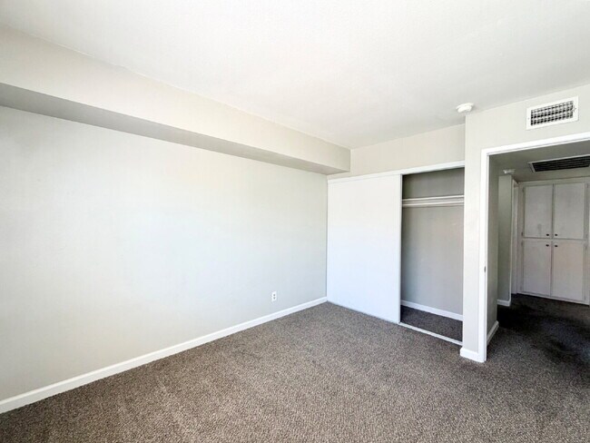 Building Photo - HIVE SUMMER MOVE-IN SPECIAL: 3 BEDROOM CONDO | COMMUNITY POOLS + WALKING TRAILS | CENTRAL LAS VEG...