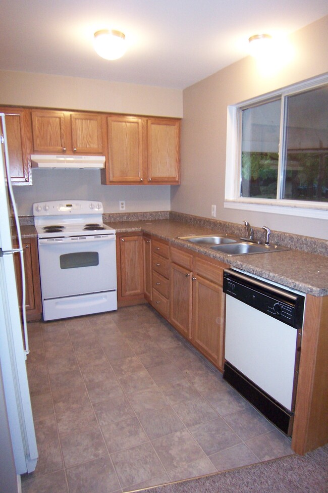 kitchen - 4795 Lorraine Ave