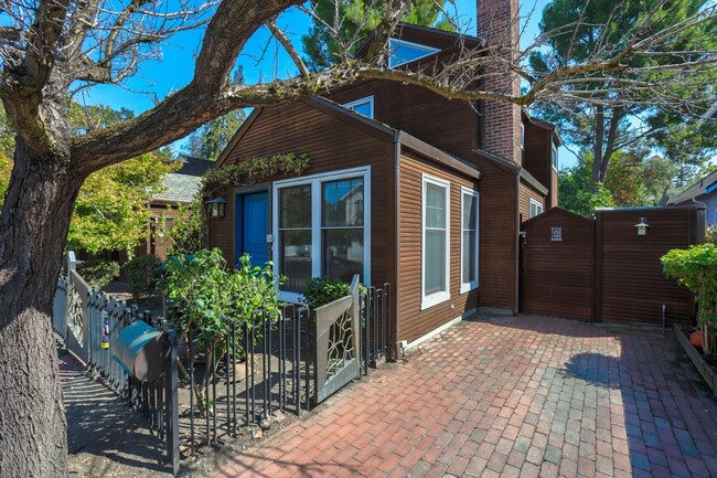 Building Photo - 3 Bed/ 2 Bath Palo Alto home in the heart ...