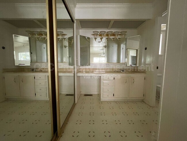 Building Photo - 21100 State St