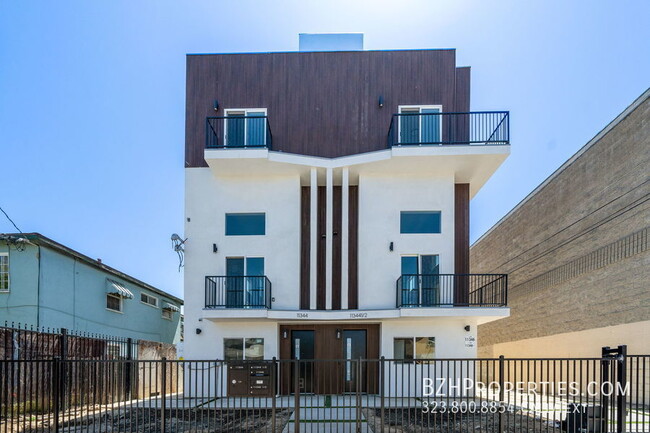 Building Photo - Beautiful Modern Duplex in the heart of No...