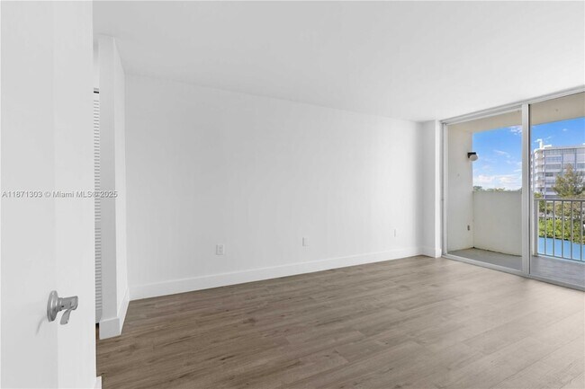 Building Photo - 1300 NE Miami Gardens Dr