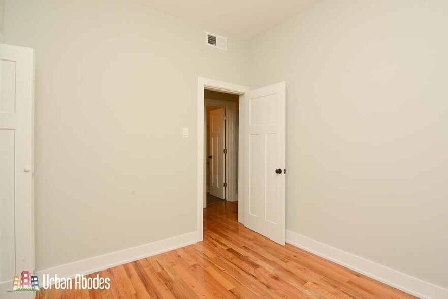 Building Photo - 636 W Oak St