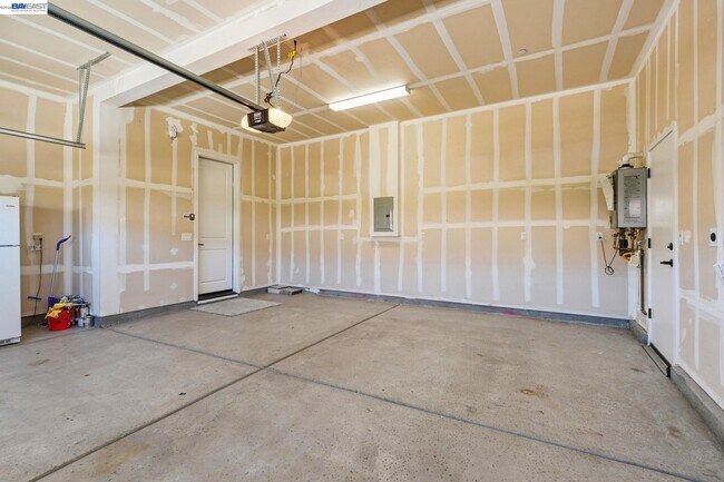 Building Photo - 1550 Plumas Dr
