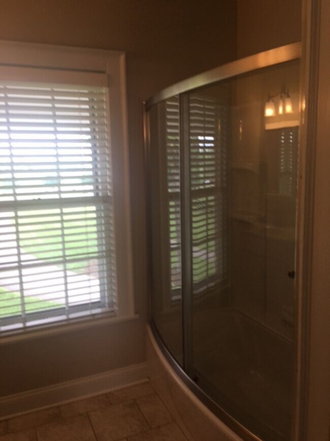 Building Photo - Kentucky mansion overlooking horse farm with stunning views    260308