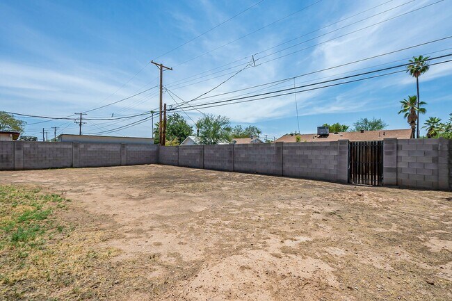 Building Photo - Scottsdale Home that has everything you need!