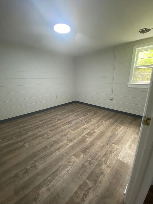 Building Photo - 609 Sunset Ave