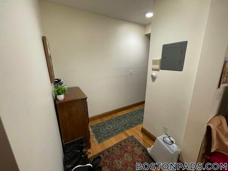 Building Photo - 240 Kelton St