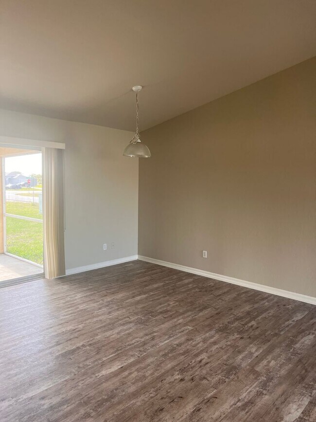 Building Photo - Lovely Home in Central Location