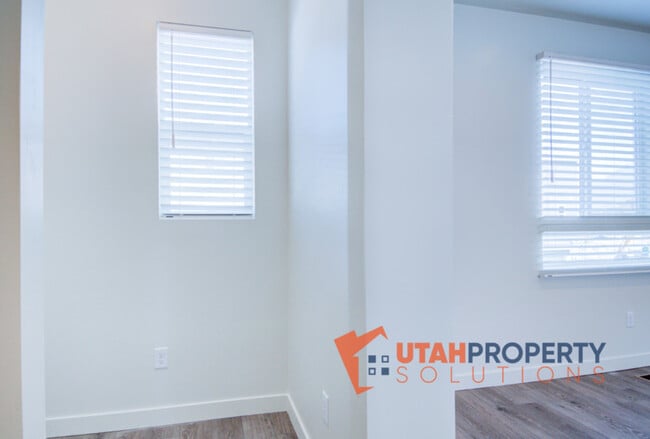 Building Photo - 1013 W 400 S