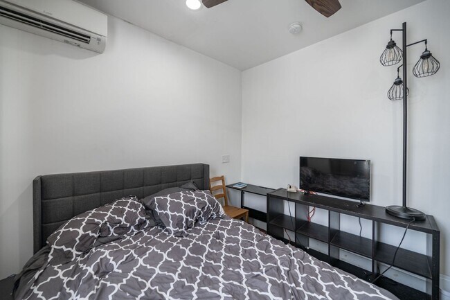 Building Photo - Modern Olde Kensington Home