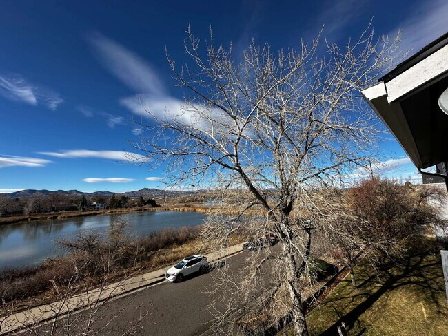 Building Photo - Beautiful Top Floor Condo with Great Views!