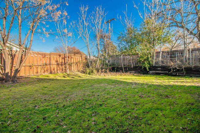 Building Photo - SOUTH HILLS Home on Large Corner Lot!!!!