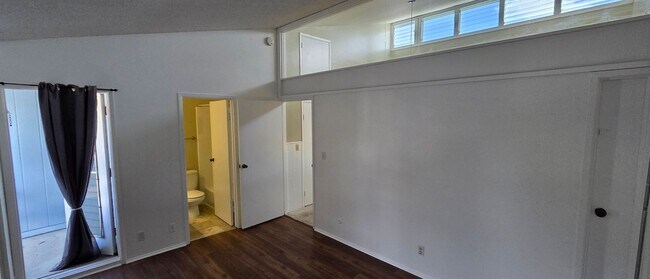 Building Photo - 1342-S