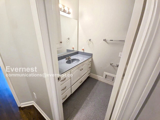 Building Photo - Lovely 3-Bedroom Home with 2-Car Garage / ...