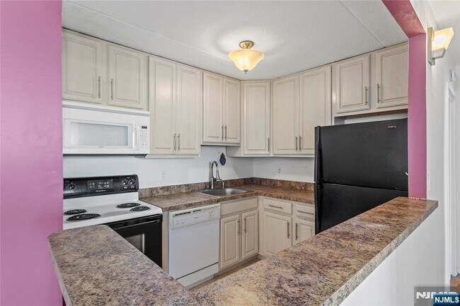 Building Photo - 250 Gorge Rd