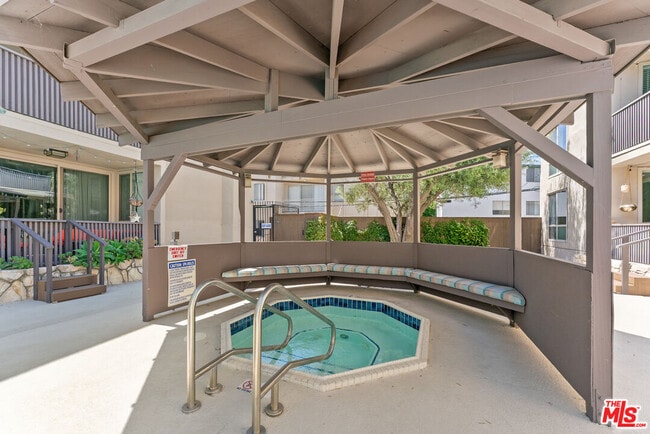 Building Photo - 809 S Bundy Dr
