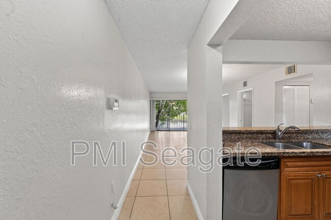 Building Photo - 1543 Lake Crystal Dr