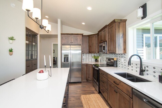 Building Photo - 4 Bed 3 Bath Single Family Home