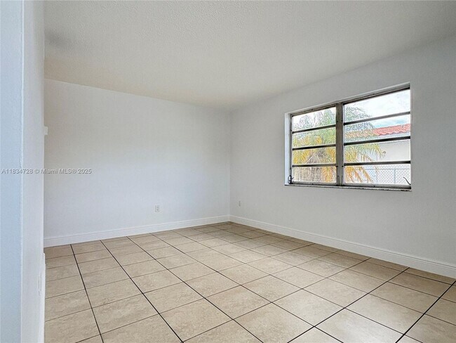 Building Photo - 1434 SW 22nd Ave
