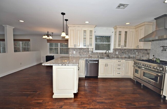 Building Photo - 396 Eastport Manor Rd