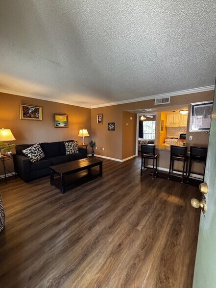 Primary Photo - 121 Oyster Bay Cir