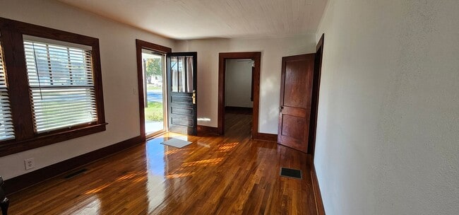 Building Photo - Lovely in Milner