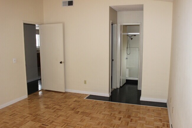 Building Photo - Cute 2 Bd 2 Ba Home 55+ Community!!!