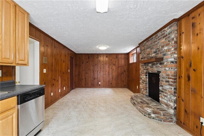 Building Photo - 800 Glenairy Dr NE