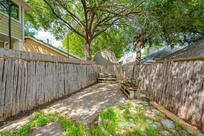 Building Photo - 1802 Village Oak Ct