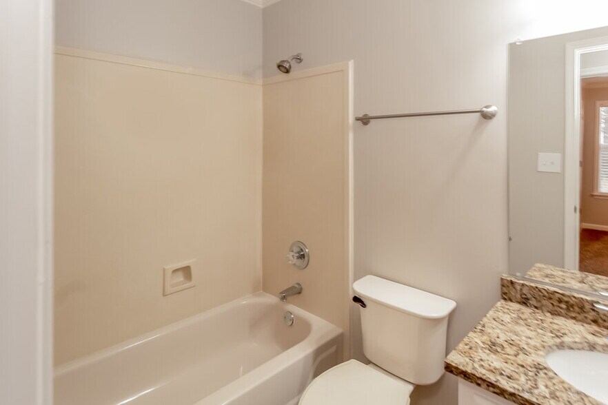 Building Photo - 2241 Lake Hill Ct