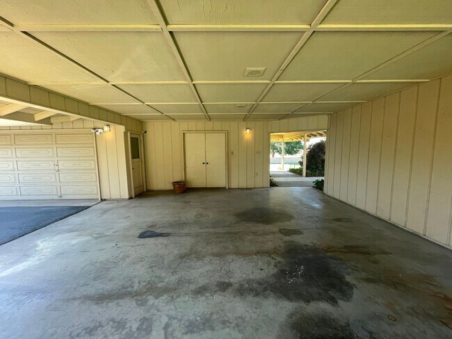 Building Photo - Custom home located next to Oakdale Country Club!