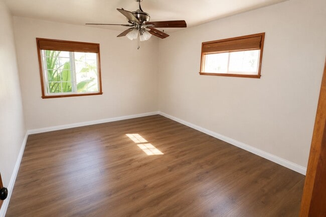 Building Photo - Spacious Student Rental Near Campus – HUGE DISCOUNT + ONE MONTH FREE!