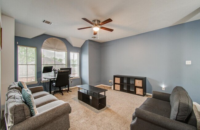 Building Photo - 3203 Blaesser Dr