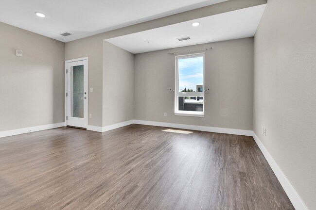 Building Photo - $1,540.95 - 1 Bed, 1 Bath Condo with In Unit Laundry in a Secured Building with an Elevator!