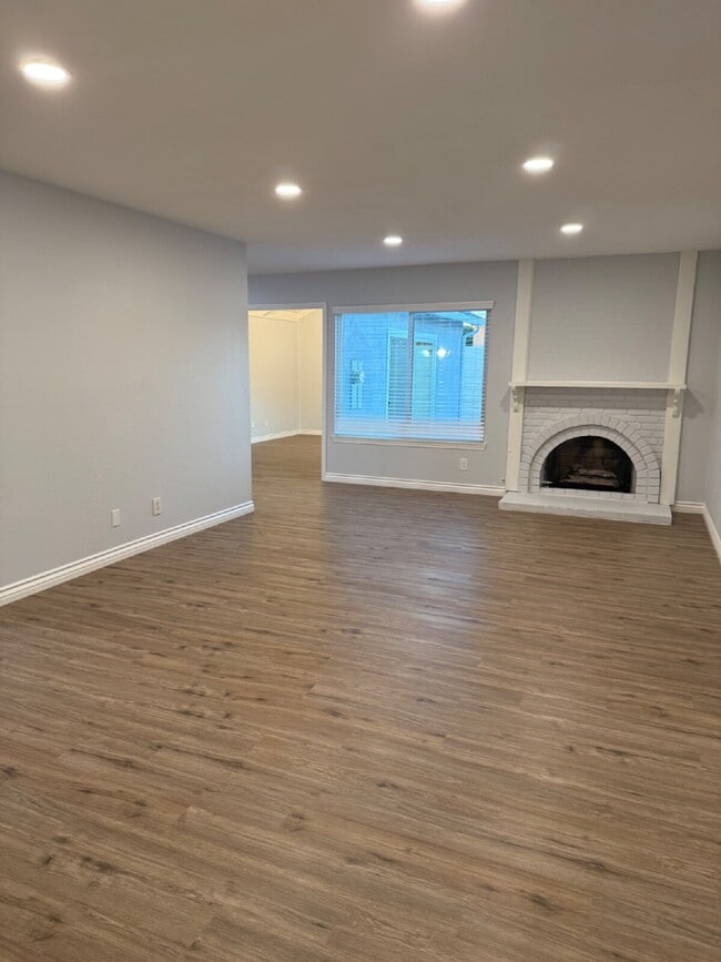 Building Photo - Beautifully remodeled home - Must see!   1...