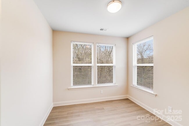 Building Photo - 645 Brookwood St