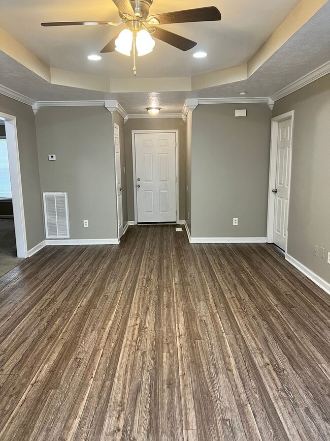 Building Photo - 3 Bedroom Home close to I24