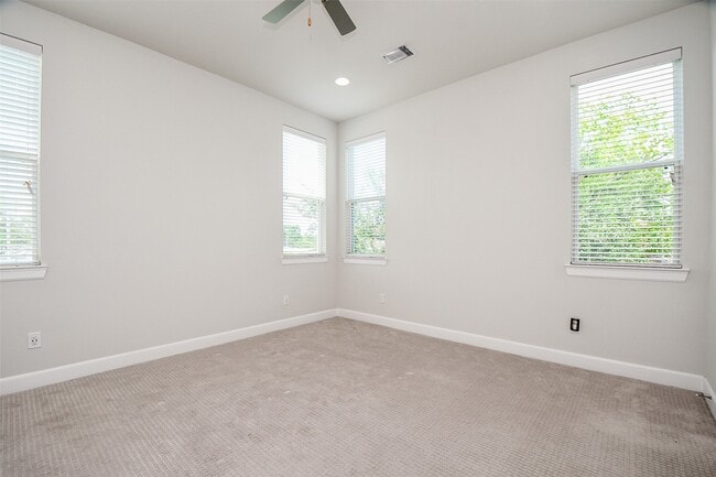 Building Photo - 508 W Donovan St
