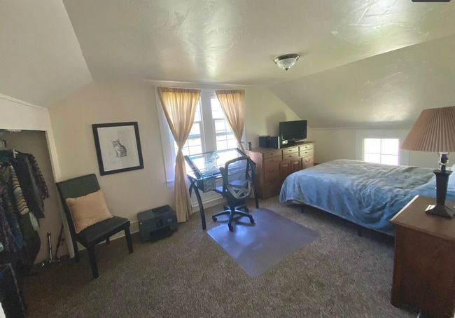 Building Photo - Historic Farmhouse in Crooked River Ranch Available!